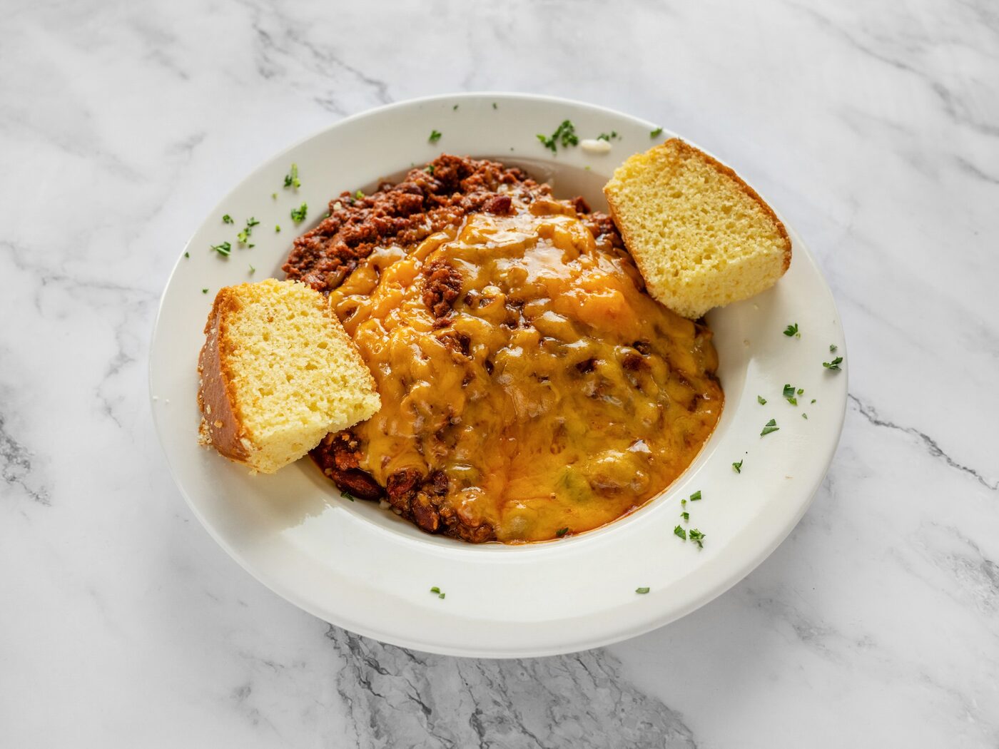 Chili con carne with cheddar and cornbread